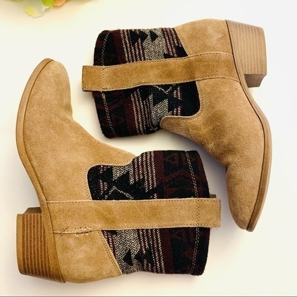 Shoes - Vegan tan suede Aztec/western women’s Aztec pattern booties mid calf boots‎ 7